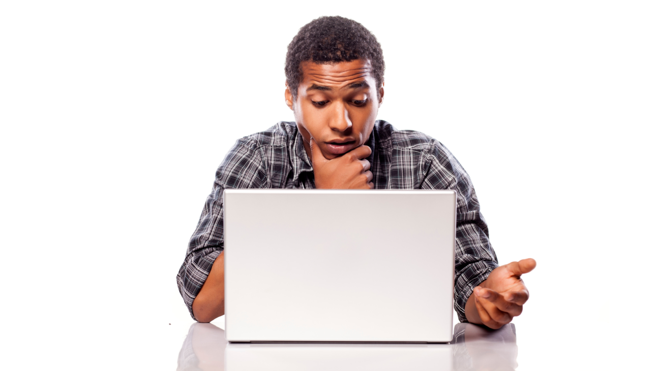 homem, negro, olhando para o notebook pensando como vai montar a sua loja virtual 